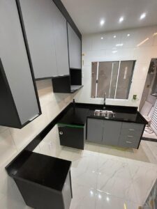 Cozinha planejada com design contemporâneo e funcionalidade máxima.Os armários em tom cinza traz